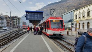 Bizarre beelden: hoog water hindert (trein-)verkeer naar Zermatt