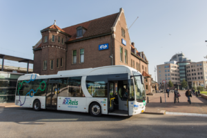 Als proef bus tussen Avonturenpark Hellendoorn en treinstation, campings, vakantieparken