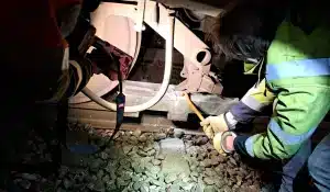 Trein rijdt in Heerenveen op betonblok