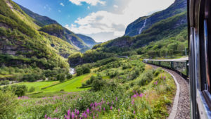 Vijftien Europese treinstations waar je zó de natuur in wandelt