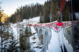 In beeld: per trein door sneeuw in Zwitserland